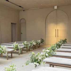 チャペルの写真です。シンプルでトレンド感があり、洗練されてる空間がすごく好みでした。お花は造花です。