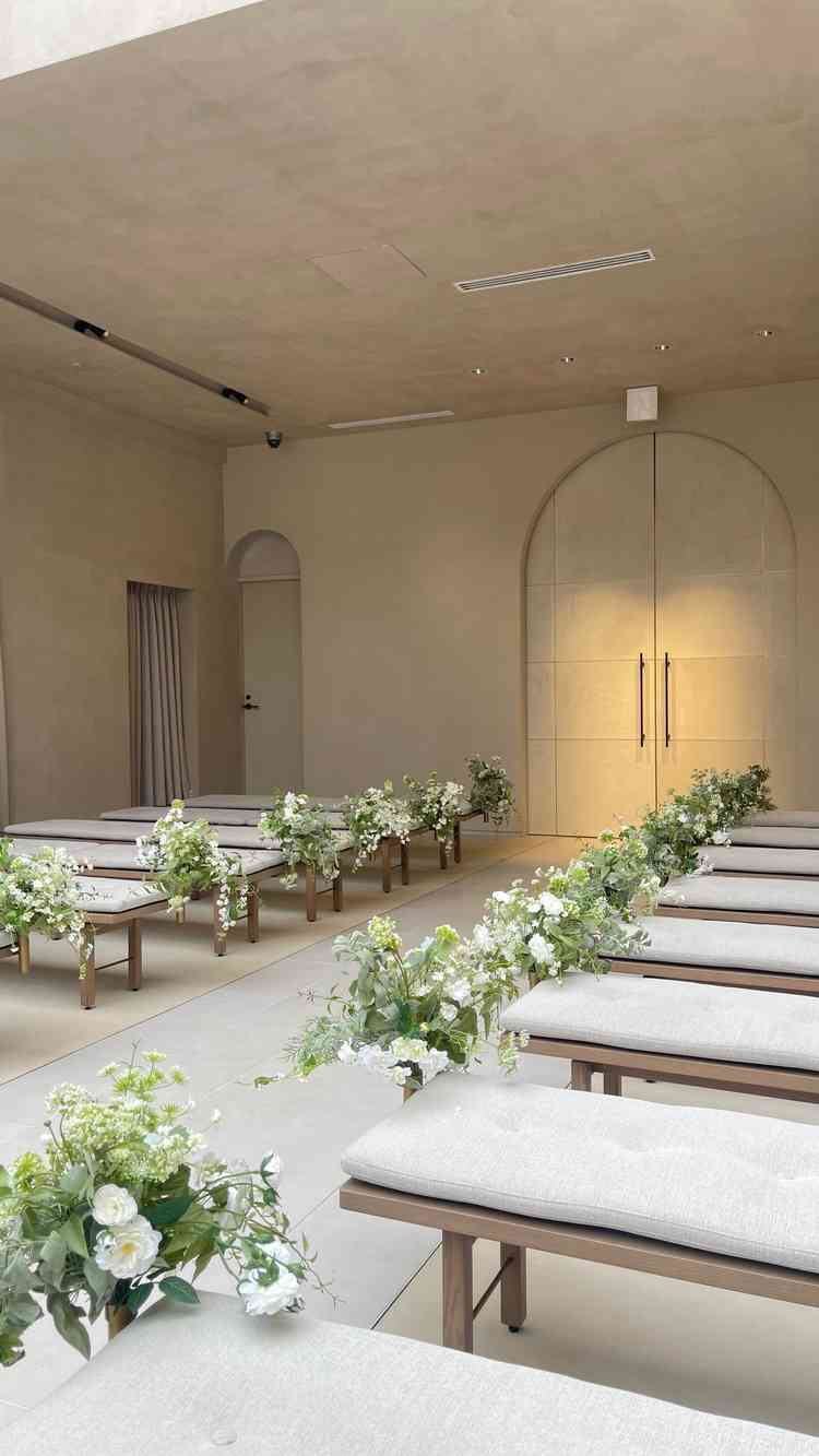 チャペルの写真です。シンプルでトレンド感があり、洗練されてる空間がすごく好みでした。お花は造花です。
