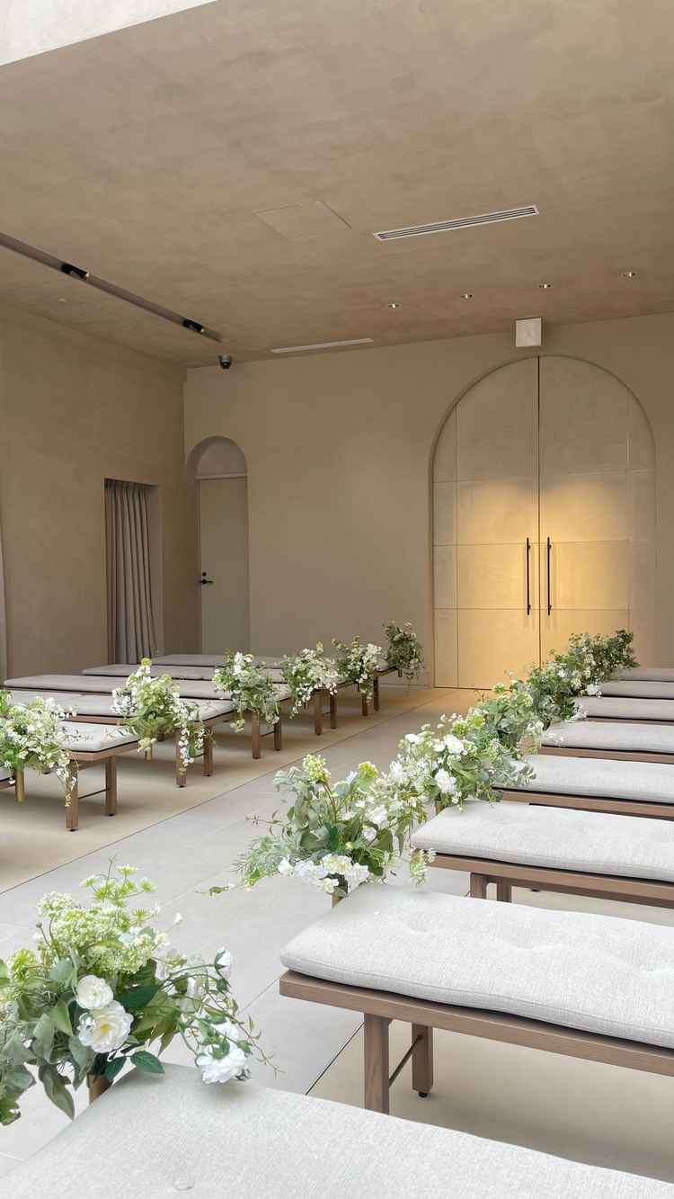チャペルの写真です。シンプルでトレンド感があり、洗練されてる空間がすごく好みでした。お花は造花です。