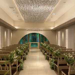 白を基調としたおしゃれなチャペル。