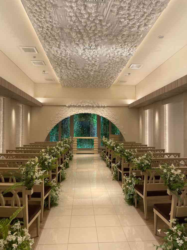 白を基調としたおしゃれなチャペル。