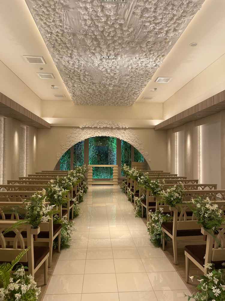 白を基調としたおしゃれなチャペル。