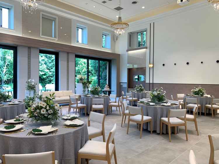 披露宴会場。お庭に面した大きい窓があり開放感があった。