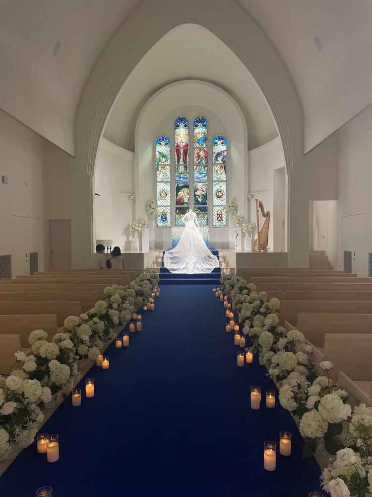 チャペルは、イギリスより輸入したステンドグラスと、ブルーのバージンロードが特徴的でした。