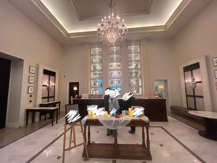 チャペルと披露宴会場の間のロビー。ウェルカムボードなど好み合わせて飾れる。