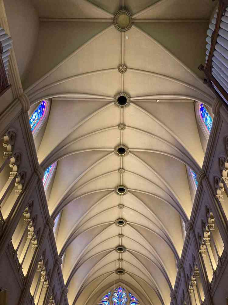 教会の天上は非常に高く迫力を感じる。