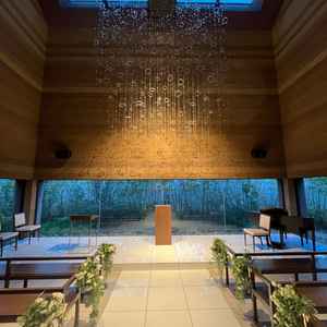 チャペルはあえて木目調の壁にすることによって、花嫁の白い衣装が映える仕組みになっている。