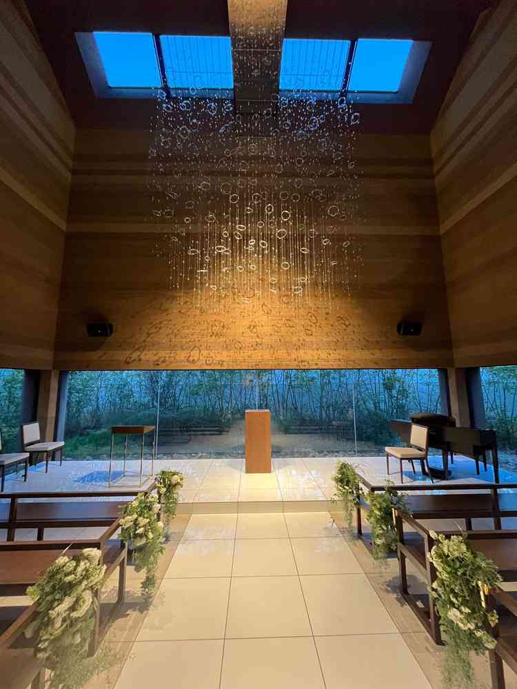 チャペルはあえて木目調の壁にすることによって、花嫁の白い衣装が映える仕組みになっている。