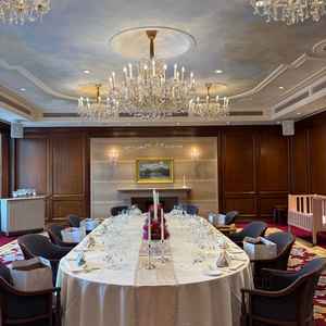 少人数でのウエディングプランは人気があり、高砂を作らず皆で円卓で食事会をするのが流行りだそうです。