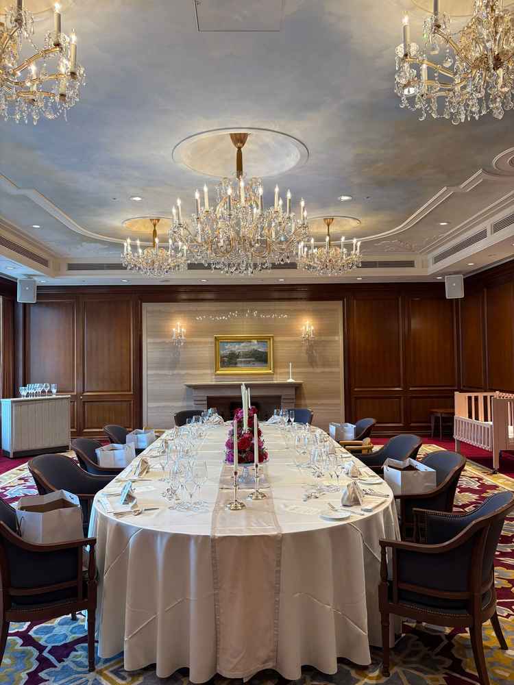 少人数でのウエディングプランは人気があり、高砂を作らず皆で円卓で食事会をするのが流行りだそうです。