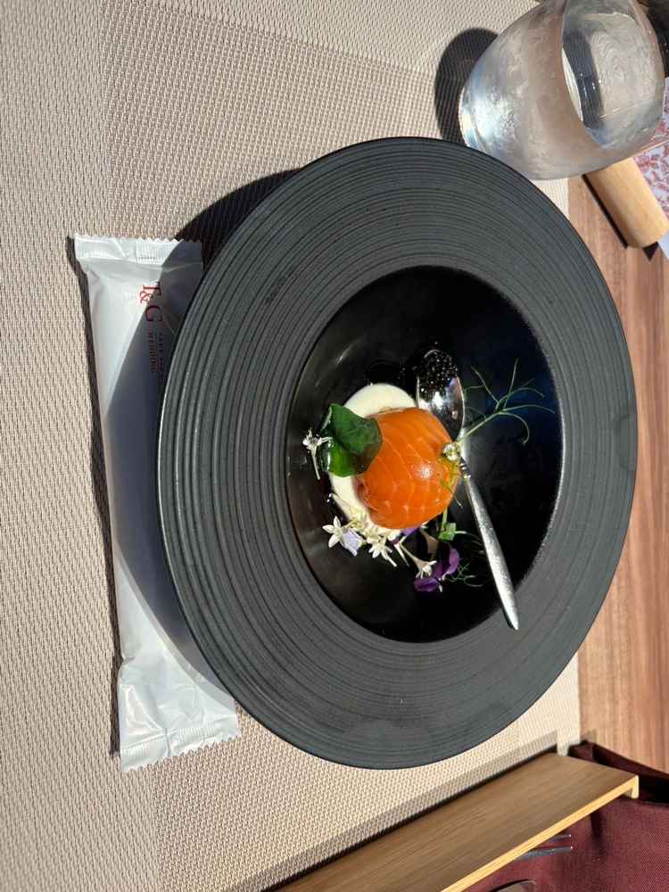 試食の写真。サーモン料理でおしゃれな盛り付けになっていた。