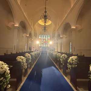 挙式会場であるチャペル。新郎新婦の様子がよく見られるように、椅子の数にはかなり余裕がある。