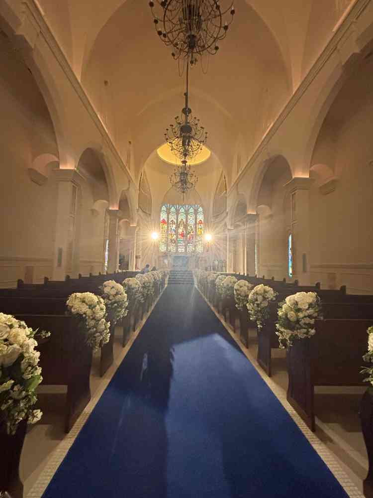 挙式会場であるチャペル。新郎新婦の様子がよく見られるように、椅子の数にはかなり余裕がある。