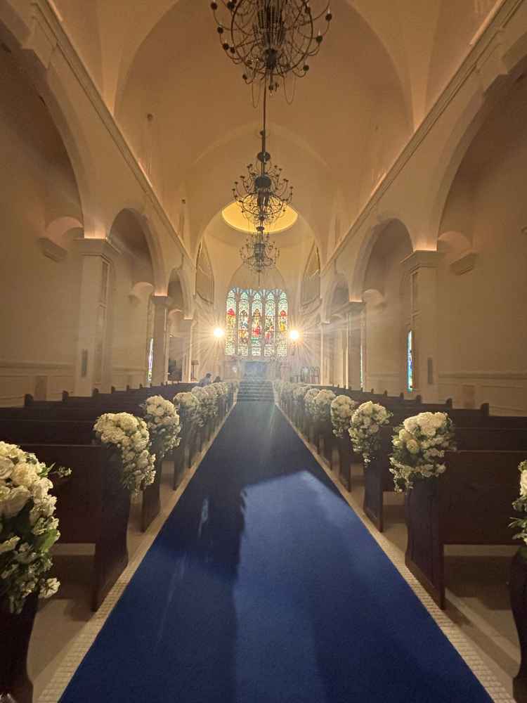挙式会場であるチャペル。新郎新婦の様子がよく見られるように、椅子の数にはかなり余裕がある。