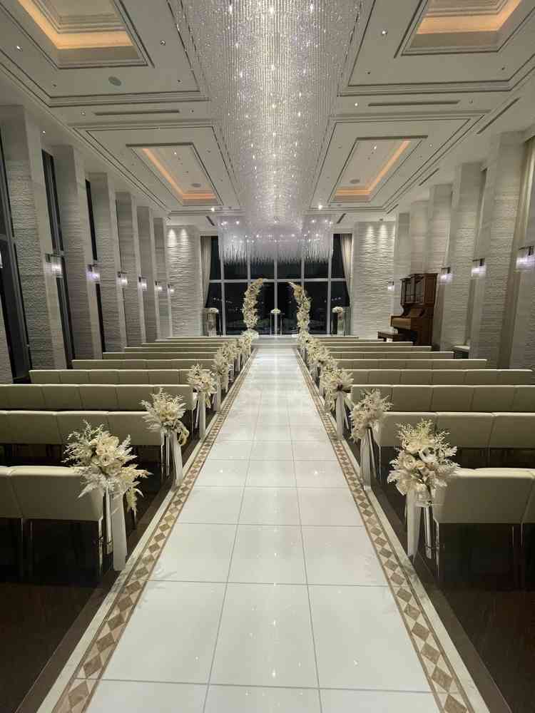 白を基調とした明るいチャペル