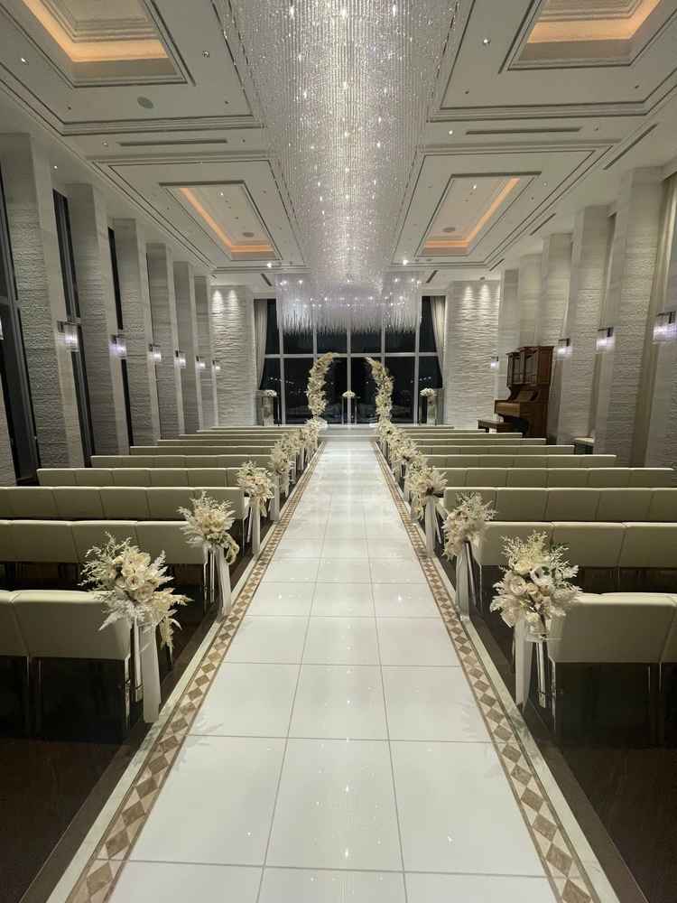 白を基調とした明るいチャペル