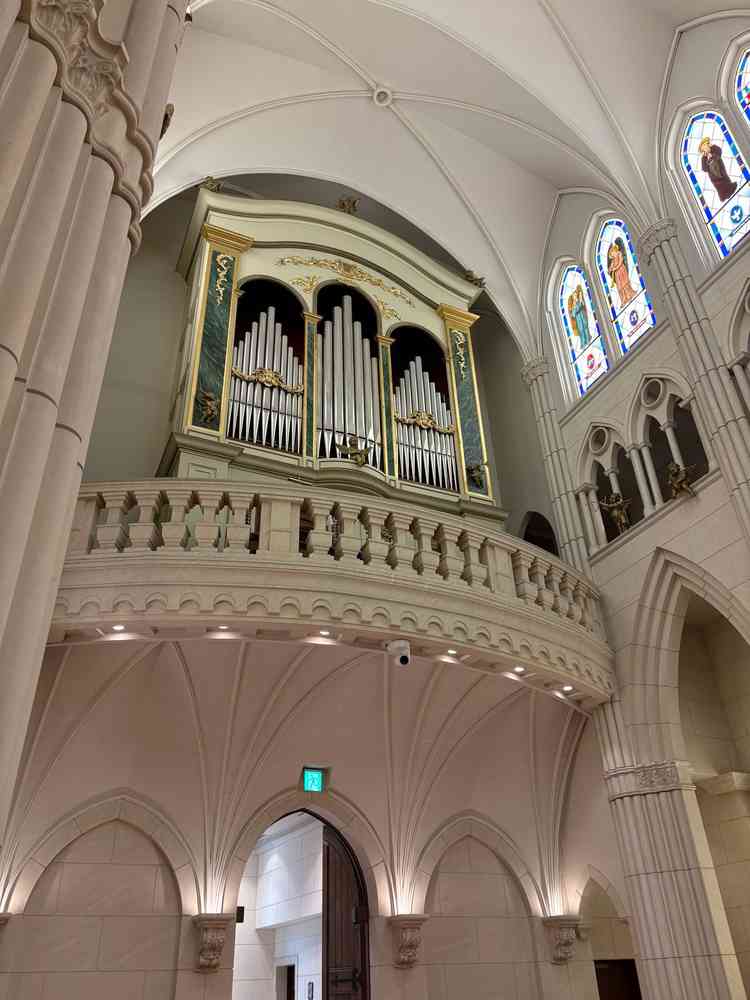 後ろには大きなパイプオルガンがありました。新郎新婦に注目が行くよう、あえて後ろに置いてあるそうです。