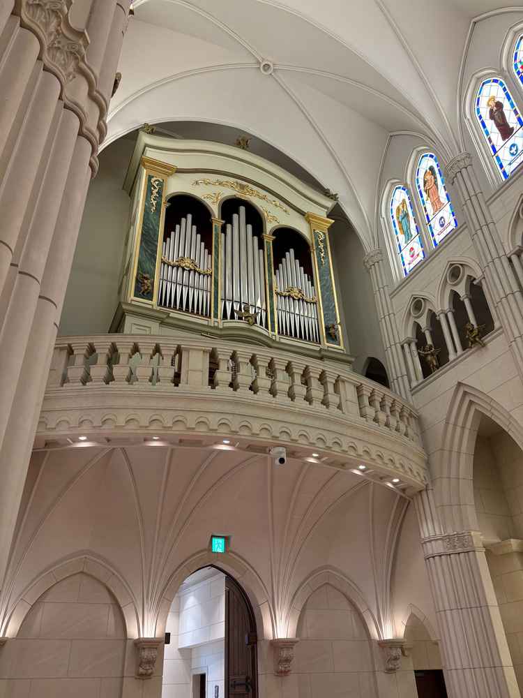 後ろには大きなパイプオルガンがありました。新郎新婦に注目が行くよう、あえて後ろに置いてあるそうです。