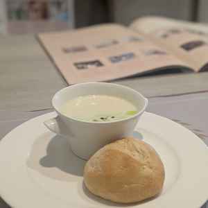 スープ、パン、お肉を試食しました。大変美味しかったです。