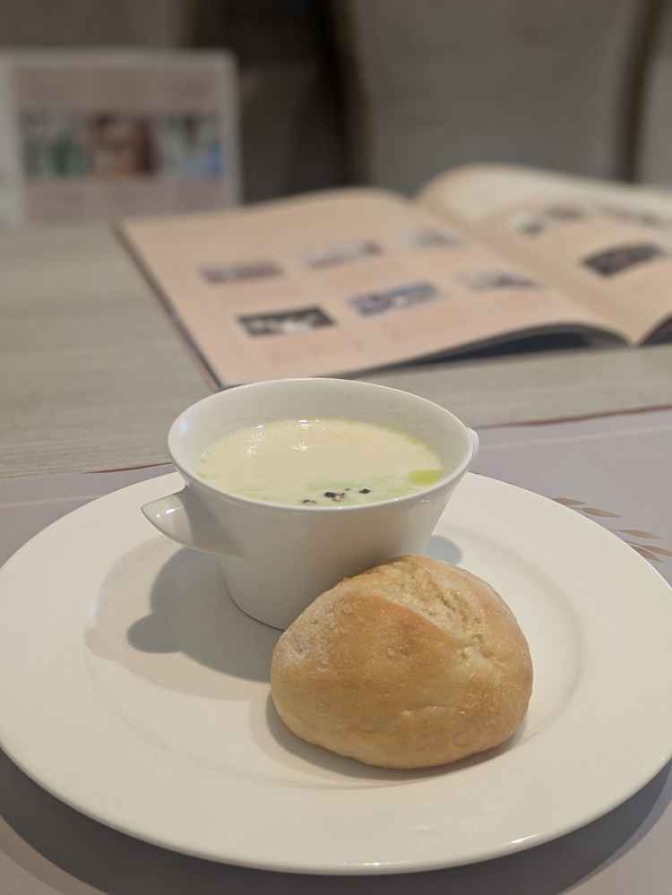 スープ、パン、お肉を試食しました。大変美味しかったです。