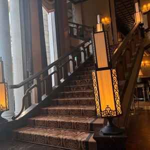 百花楼の階段は想像以上に華やかで、立った瞬間に気持ちが高まりました。