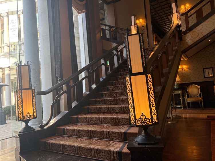 百花楼の階段は想像以上に華やかで、立った瞬間に気持ちが高まりました。