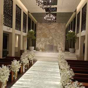 チャペルの入り口の反対側。正面の壁の下には実際に水が流れており、水の音にも癒されました。