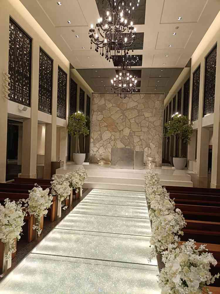 チャペルの入り口の反対側。正面の壁の下には実際に水が流れており、水の音にも癒されました。