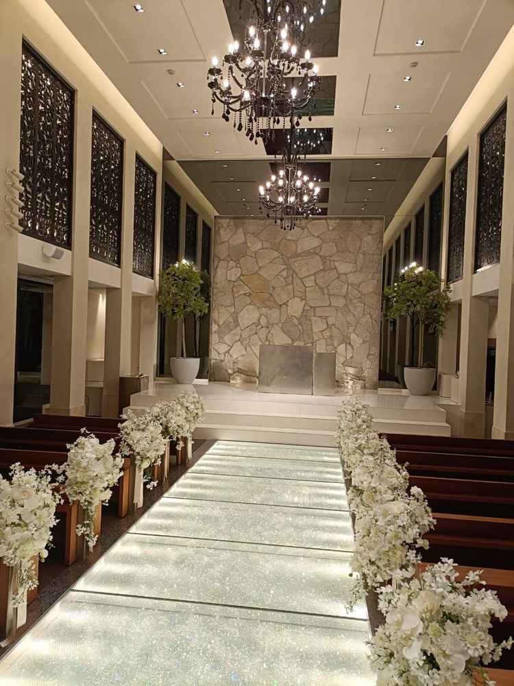 チャペルの入り口の反対側。正面の壁の下には実際に水が流れており、水の音にも癒されました。