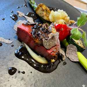 メインの肉料理。牛フィレ肉にフォアグラ・トリュフと非常に豪華。