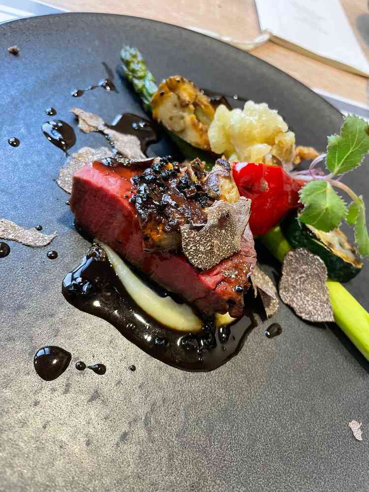 メインの肉料理。牛フィレ肉にフォアグラ・トリュフと非常に豪華。
