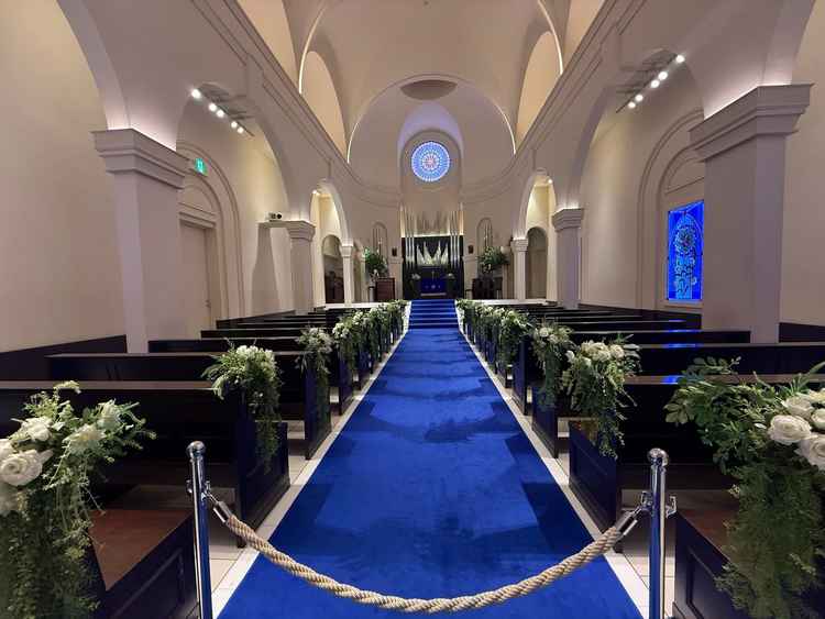 チャペル、青のカーペットが特徴的