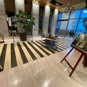 披露宴会場前の廊下からホワイエスペースは貸切で自由に使える空間なのが良い