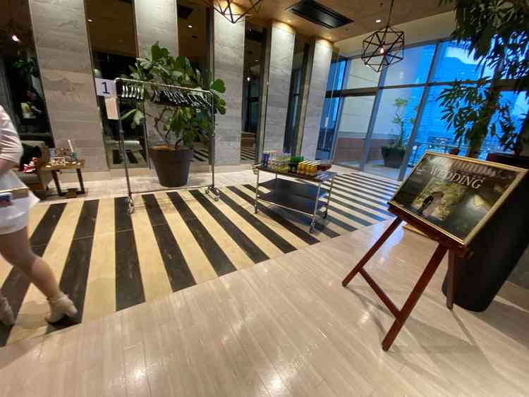 披露宴会場前の廊下からホワイエスペースは貸切で自由に使える空間なのが良い