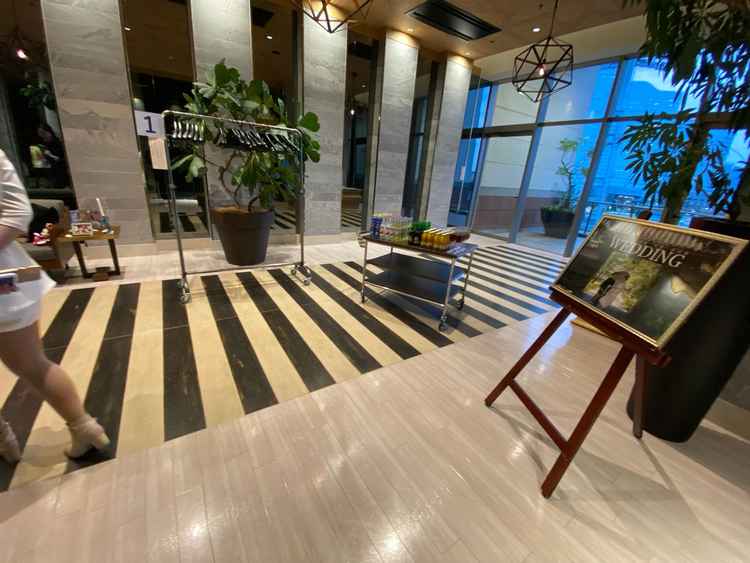 披露宴会場前の廊下からホワイエスペースは貸切で自由に使える空間なのが良い