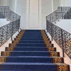 挙式後にこちらでフラワーシャワーやフェザーシャワーをするそうです。シャボン玉に変更も可能と伺いました