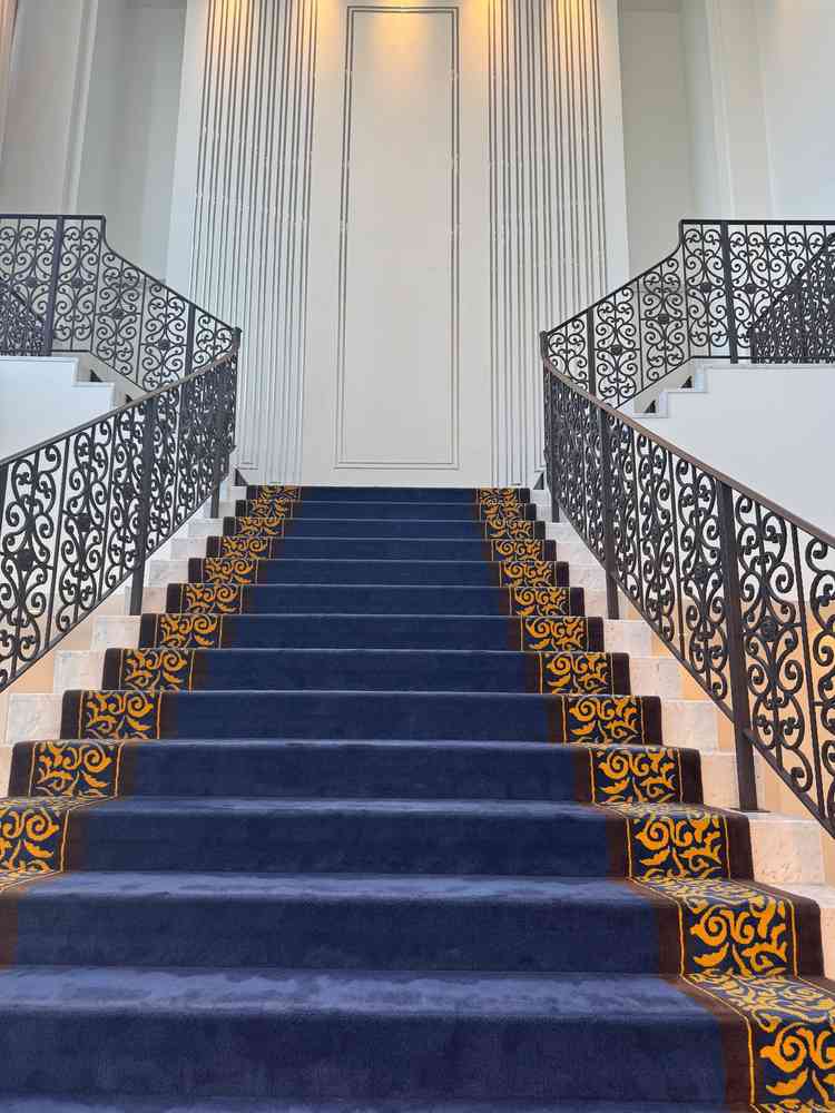 挙式後にこちらでフラワーシャワーやフェザーシャワーをするそうです。シャボン玉に変更も可能と伺いました