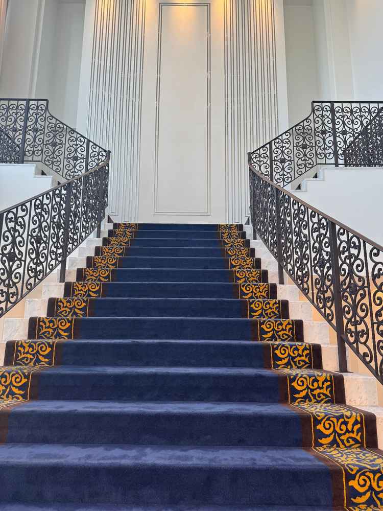 挙式後にこちらでフラワーシャワーやフェザーシャワーをするそうです。シャボン玉に変更も可能と伺いました