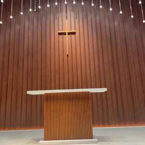 木で包まれるようなチャペルです。神前式か人前式で十字架の有無を決められます。