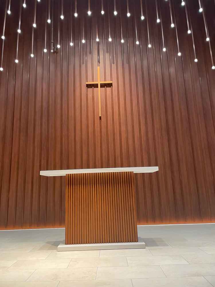 木で包まれるようなチャペルです。神前式か人前式で十字架の有無を決められます。