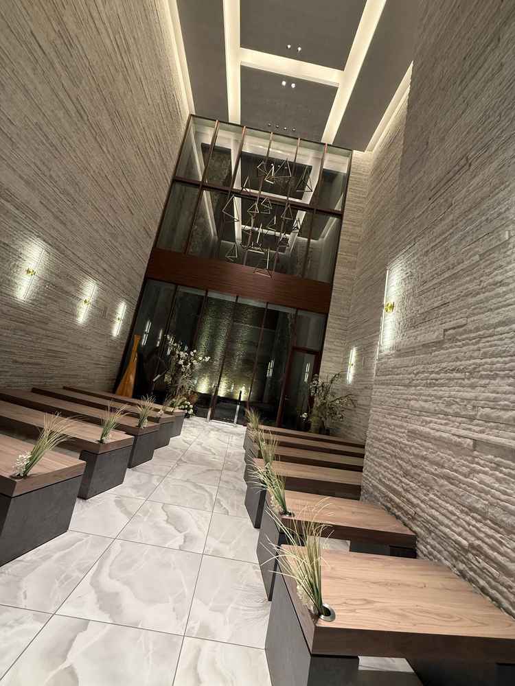 チャペルの奥行き・大きさを考えると40〜60名くらいがベストの会場かなと思いました。