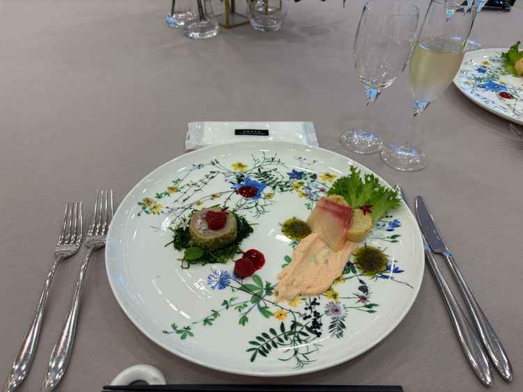 コースの一部を試食。お料理はすごくおいしかった。