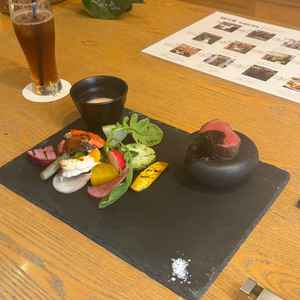 野菜の味が濃く、素材の良さを感じる一皿。彩りも美しく、見た目でも楽しめる本格フレンチ。