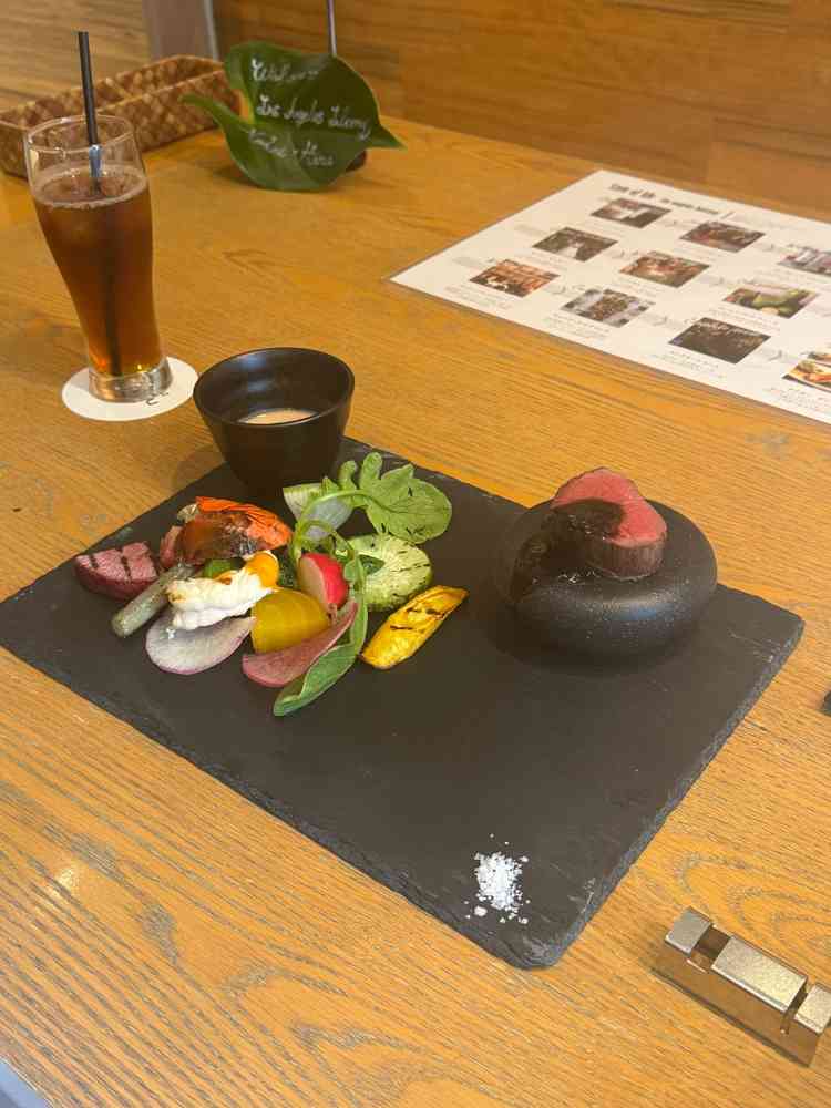 野菜の味が濃く、素材の良さを感じる一皿。彩りも美しく、見た目でも楽しめる本格フレンチ。