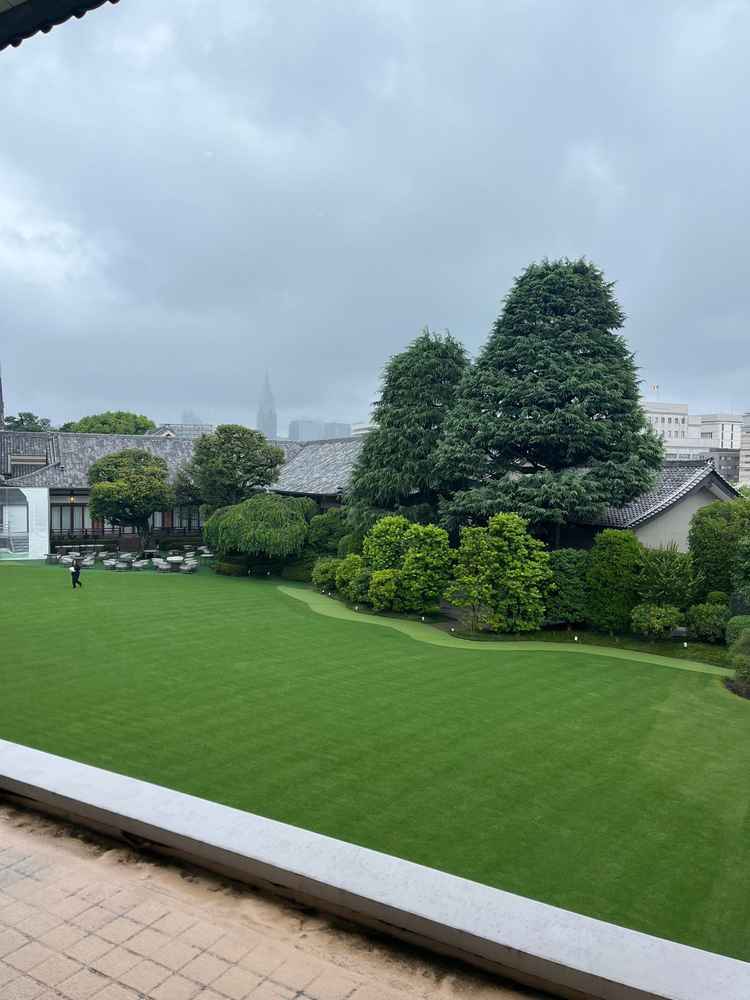 2階から見下ろした庭園。孔雀などの披露宴会場は2階から庭園を見下ろせます。