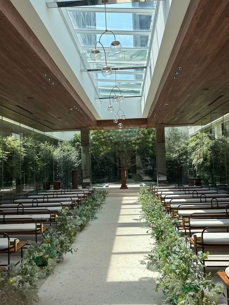 挙式会場。披露宴会場の見学を楽しみにしていましたが、ここも思っていたより綺麗でびっくりしました。