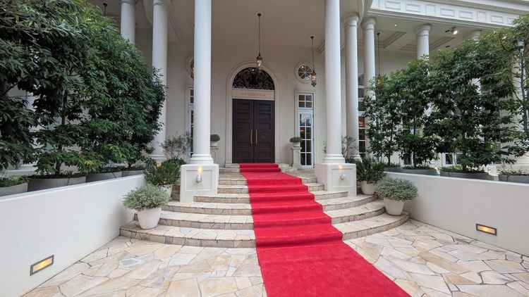 結婚式場のエントランスです。誰が見ても結婚式場と分かる作りで、王道の作りをしていました。