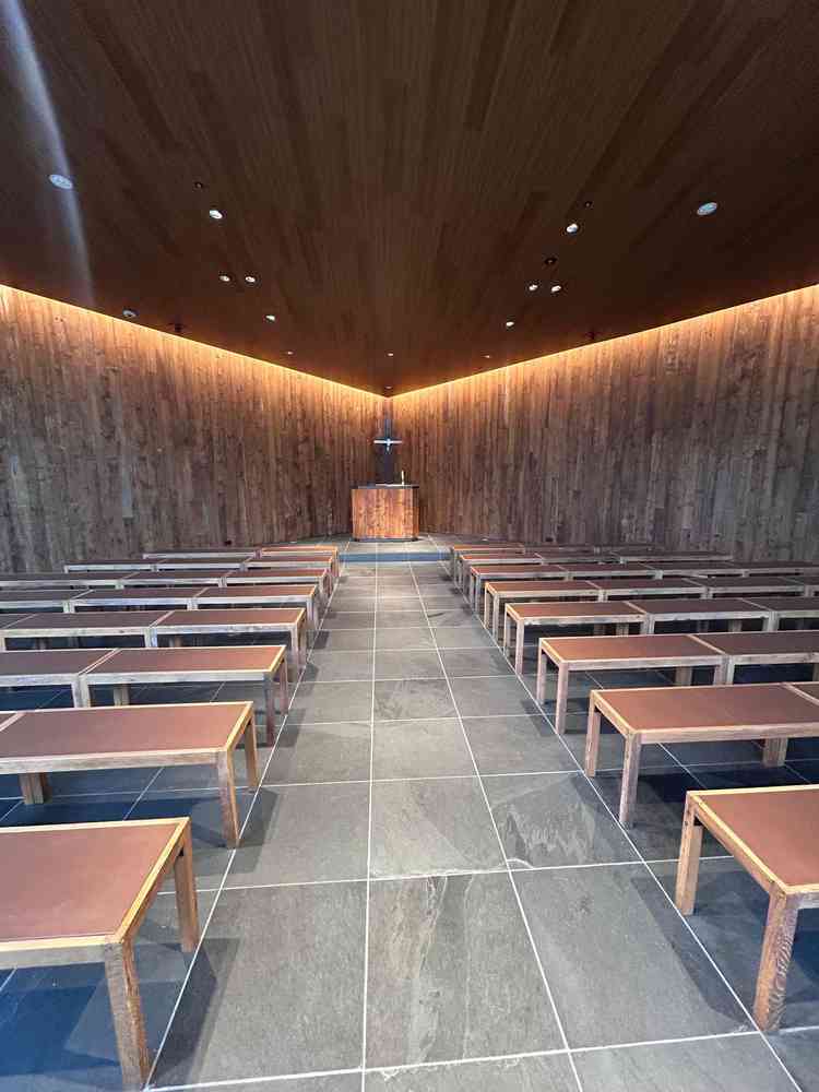 チャペルの中はゲストとの距離が近く感じる作りで良かったです。