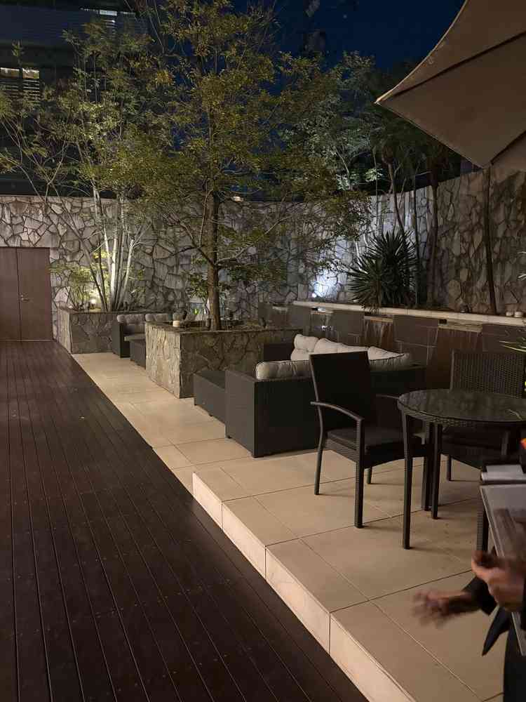 披露宴会場の周りのガーデンが素敵でした。明るい時の雰囲気も気になりました。