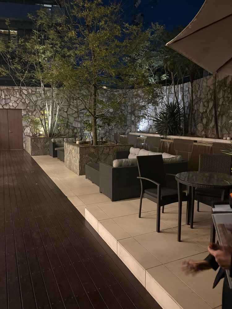 披露宴会場の周りのガーデンが素敵でした。明るい時の雰囲気も気になりました。